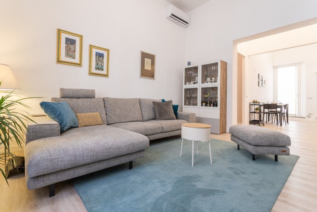 Ristrutturazione casa a Piombino, soggiorno living moderno con divano, tappeto, pouf, tavolino
