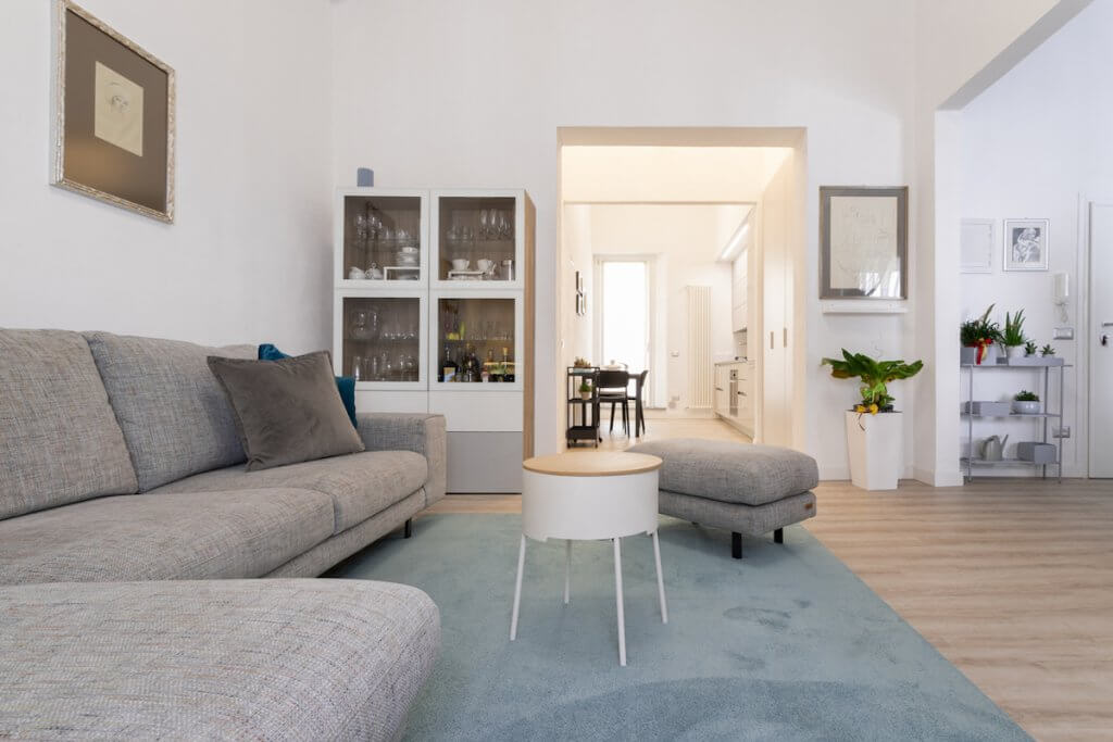 Ristrutturazione casa a Piombino, soggiorno living moderno con divano e pouf