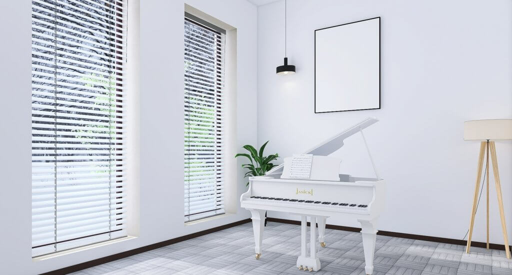 Tende per il living: la giusta scelta per l'estate | Facile Ristrutturare Soggiorno bianco con pianoforte, lampade a sospensione e lampada laterale in legno