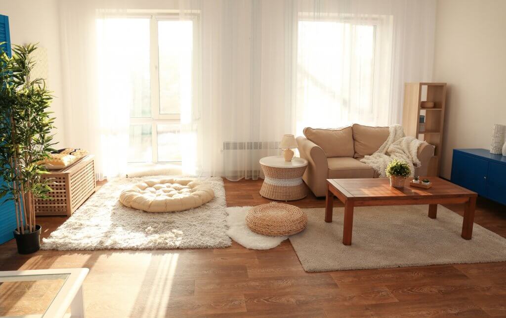 Tende per il living: la giusta scelta per l'estate | Facile Ristrutturare Soggiorno con parquet e tavolo in legno e tappeti e finestra laterale