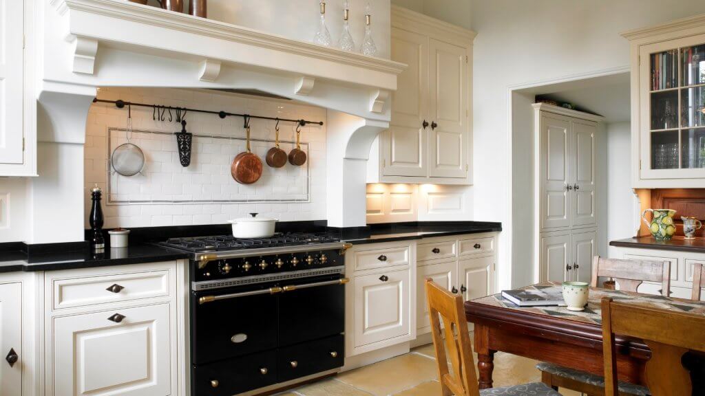 Arredare la cucina in stile inglese | Facile Ristrutturare cucina bianca classica stile inglese con rivestimenti in legno bianco e tavolo