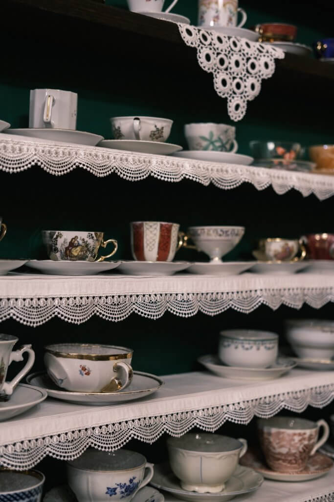 Arredare la cucina in stile inglese | Facile Ristrutturare Servizio da the bianco con decorazioni colorate
