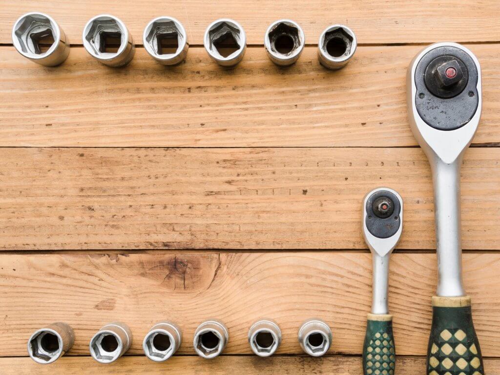 Come organizzare il garage: idee e consigli | Facile Ristrutturare Chiave a cricco con bulloni su tavolo in legno con venature