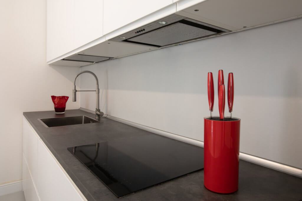 Top della cucina di colore nero con fornello e lavandino