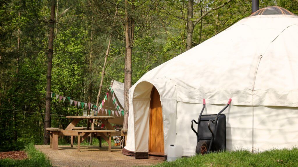 yurta con tavolo laterale in un bosco