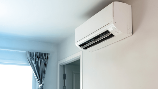 Bonus climatizzatori Condizionatore e finestra laterale con tende