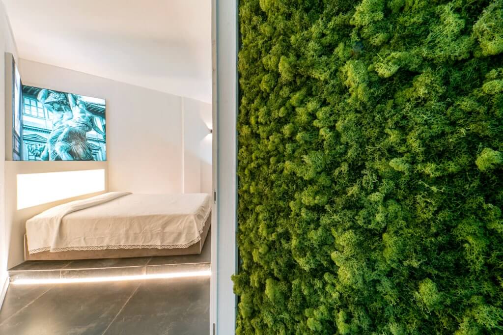 Parete con muschio con vista su camera da letto con illuminazione