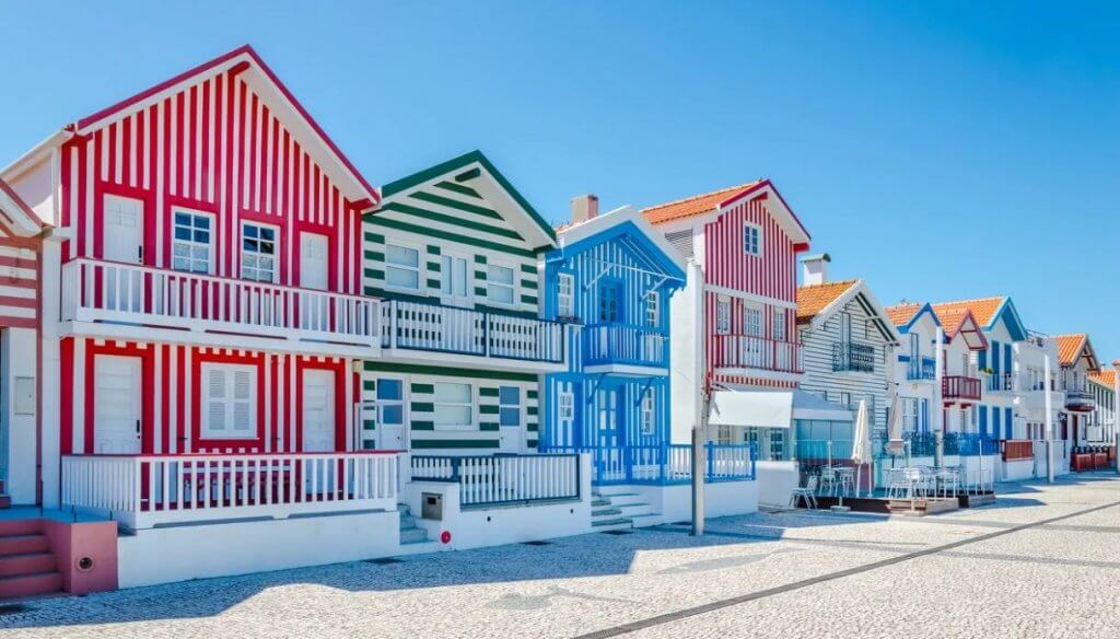 Paese che vai casa che trovi: consigli e curiosità per portare il mondo in casa! | Facile Ristrutturare Palheiros con colori a righe