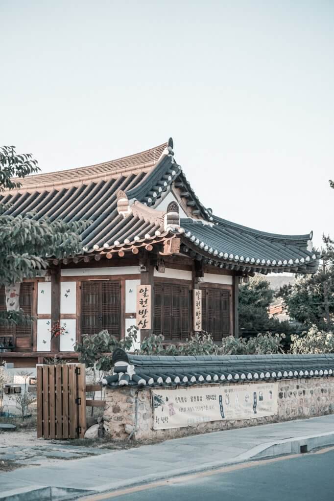 Paese che vai casa che trovi: consigli e curiosità per portare il mondo in casa! | Facile Ristrutturare Hanok con muro con telaio in legno