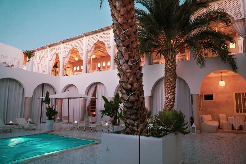 Paese che vai casa che trovi: consigli e curiosità per portare il mondo in casa! | Facile Ristrutturare riad con luci palma e piscina laterale