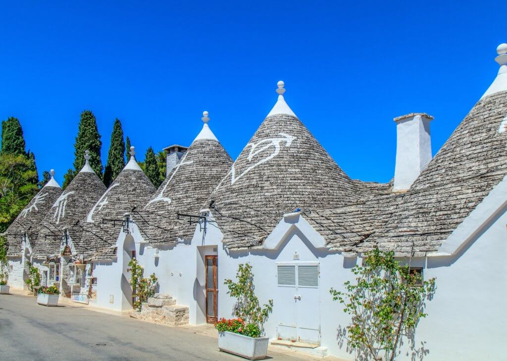 Paese che vai casa che trovi: consigli e curiosità per portare il mondo in casa! | Facile Ristrutturare Trullo Puglia con mattoni, bianco e piante