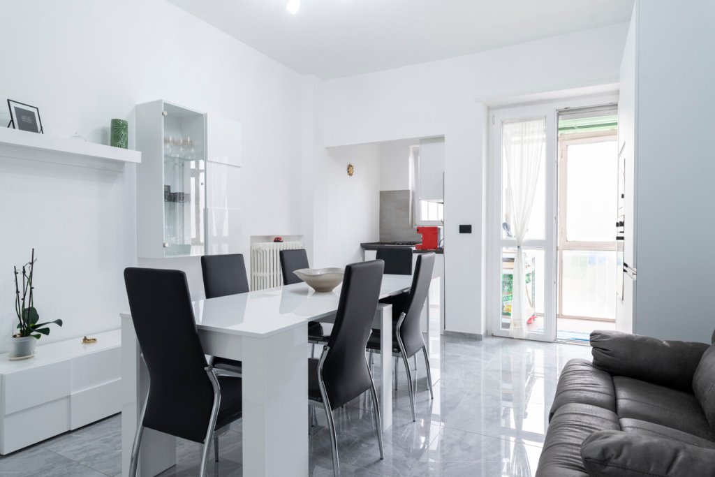 Soggiorno elegante dal design moderno con colori del bianco e nero, pavimento in gres