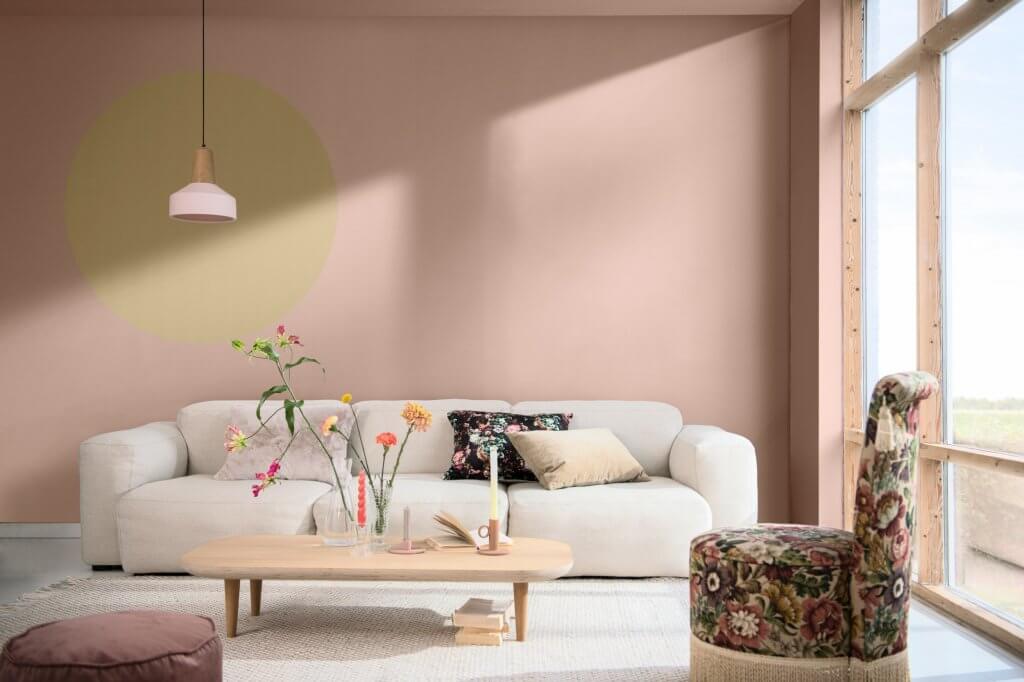 Wild Wonder: porta la magia della natura nella tua casa con la palette di Sikkens | Facile Ristrutturare Soggiorno con parete rosa, divano e poltrona con fantasia floreale, tappeto e tavolo in legno colore sikkens 2023 wild wonders