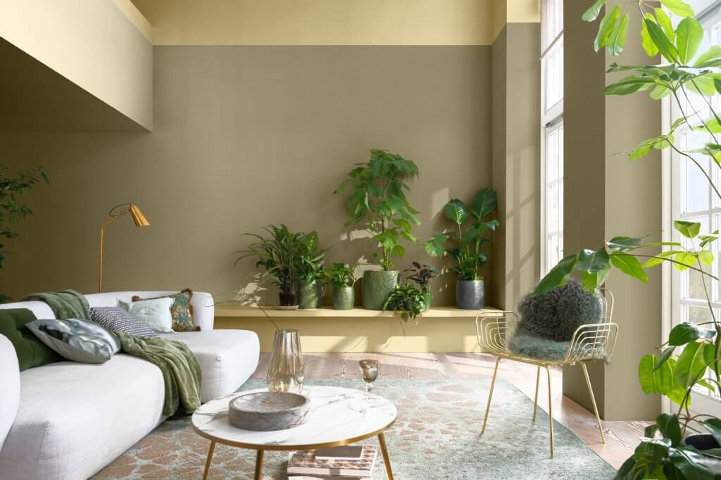 Wild Wonder: porta la magia della natura nella tua casa con la palette di Sikkens | Facile Ristrutturare Soggiorno con piante, parete verde, tappeto e divano bianco sikkens 2023 wild wonders