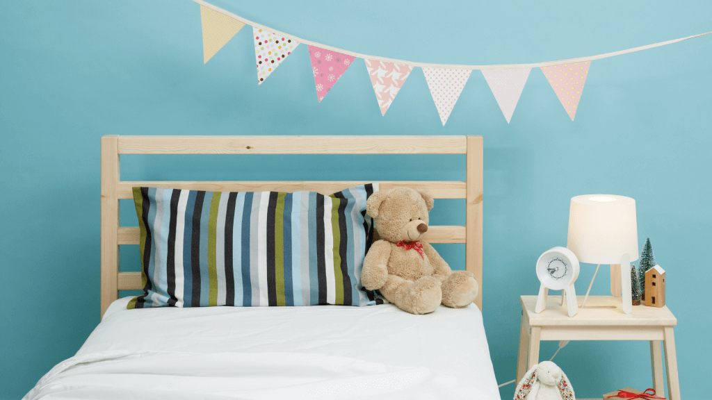 Ad ogni ambiente la sua illuminazione, scopri come arredare casa con la luce ideale | Facile Ristrutturare cameretta dei bambini con orsetto di peluche, letto e mobile con abatjour