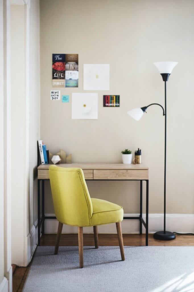 Ad ogni ambiente la sua illuminazione, scopri come arredare casa con la luce ideale | Facile Ristrutturare Angolo studio con lampada da terra, parquet e sedie