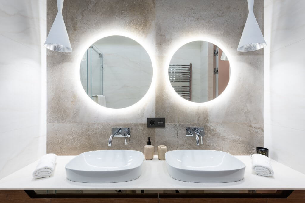 Ad ogni ambiente la sua illuminazione, scopri come arredare casa con la luce ideale | Facile Ristrutturare Bagno con illuminazioni al led, lavabo, lavandino e asciugamani