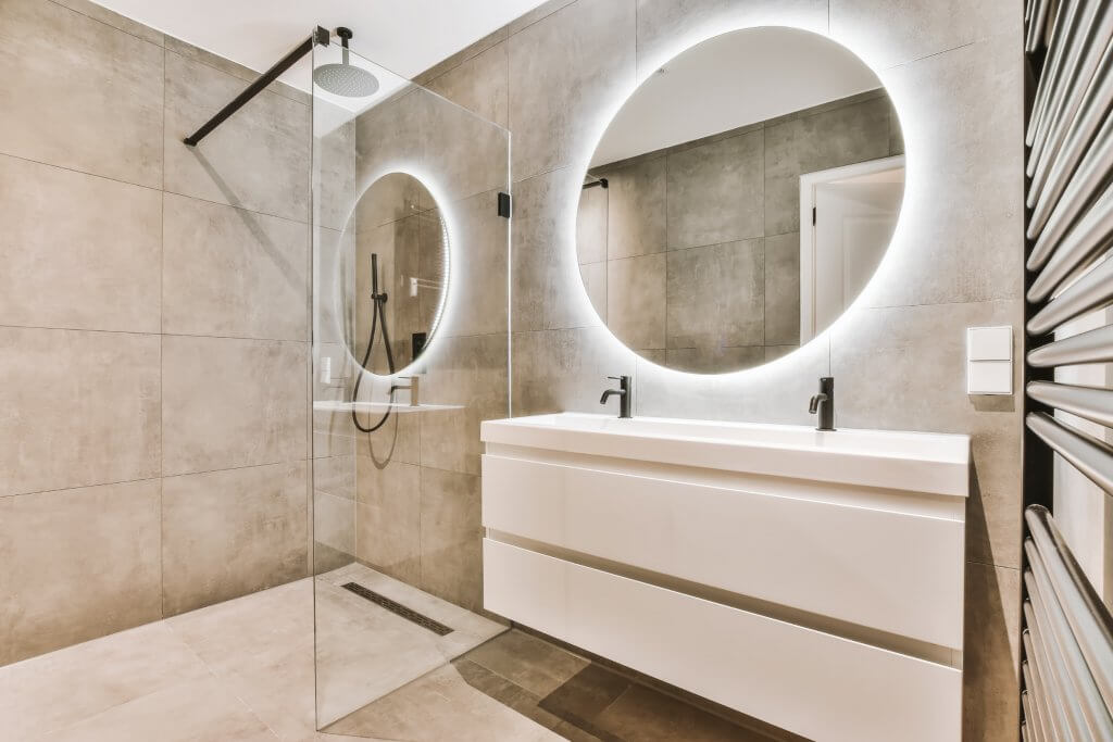 Arredare con gli specchi: consigli per dare luce e spazio agli ambienti di casa | Facile Ristrutturare Bagno con illuminazione e specchio sopra il lavandino