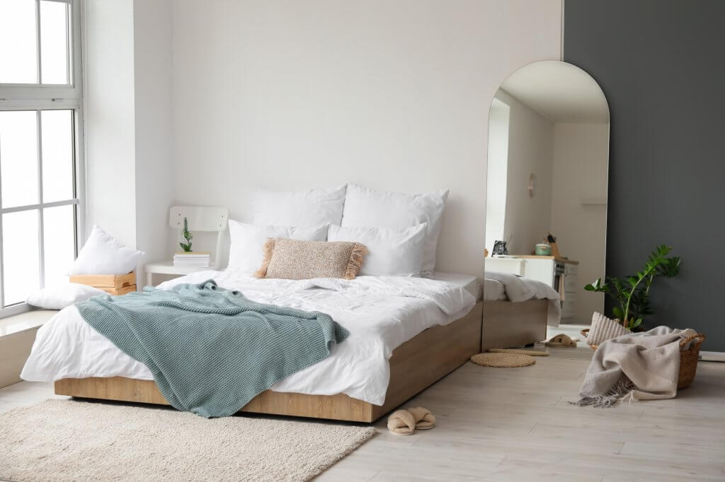 Arredare con gli specchi: consigli per dare luce e spazio agli ambienti di casa | Facile Ristrutturare Camera da letto con specchio, tappeto e cuscini