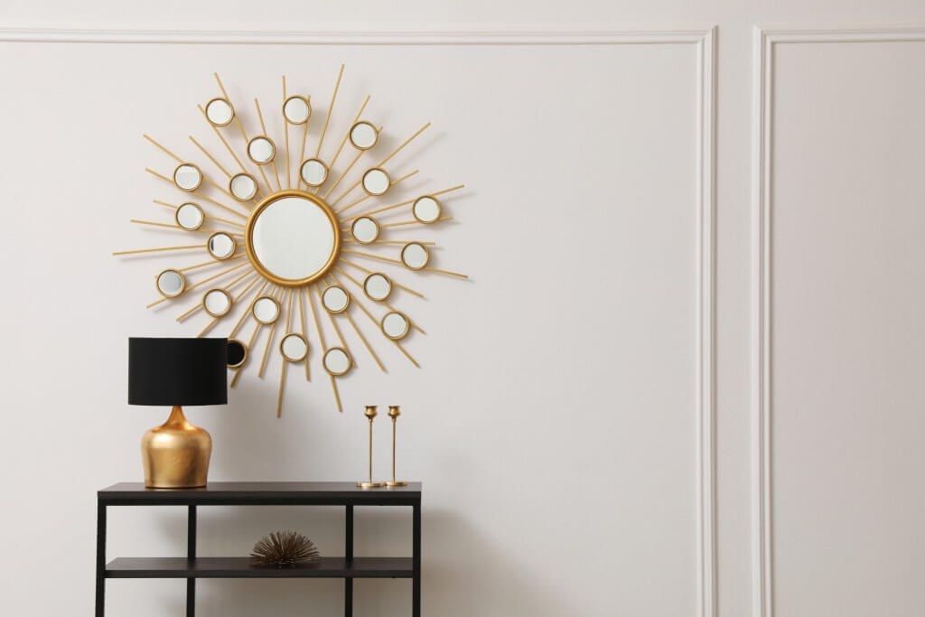 Arredare con gli specchi: consigli per dare luce e spazio agli ambienti di casa | Facile Ristrutturare Specchi di design con rifiniture in oro con mobile nero e lampada