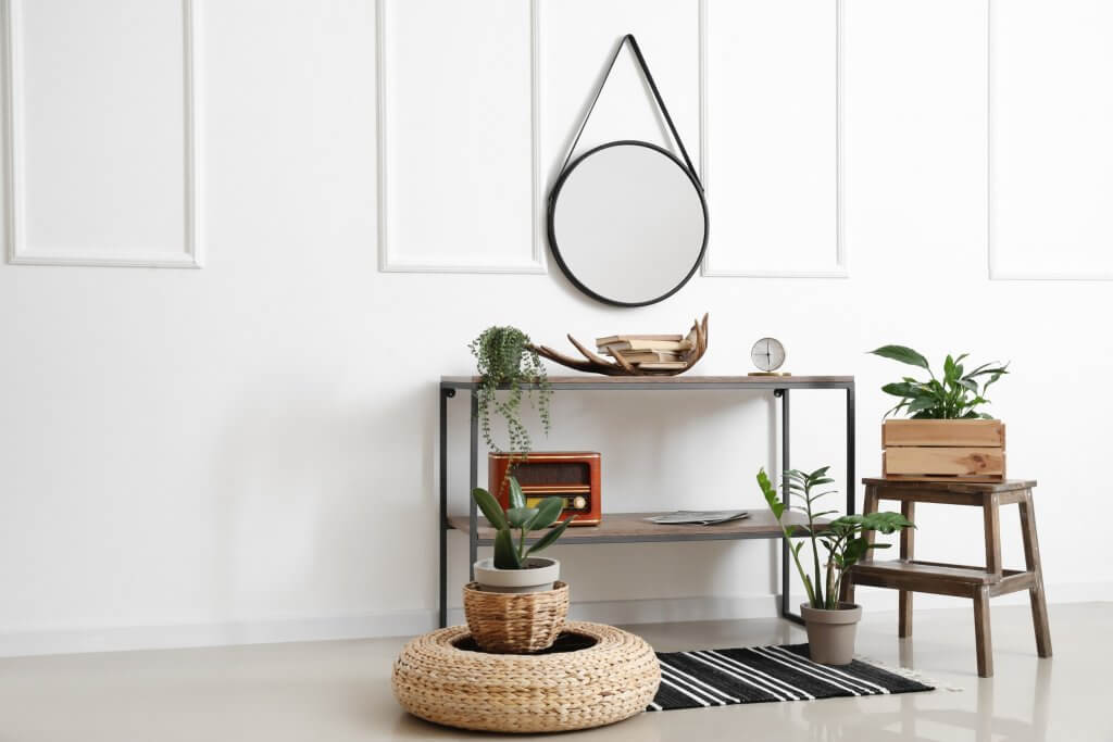 Arredare con gli specchi: consigli per dare luce e spazio agli ambienti di casa | Facile Ristrutturare Specchio per ingresso con vasi e mobile con rivestimenti in legno e metallo