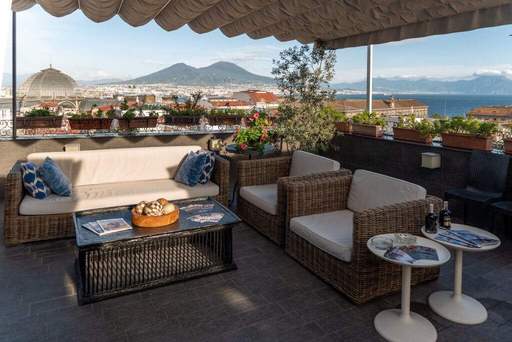 Terrazzo di casa con divano con vista su Napoli