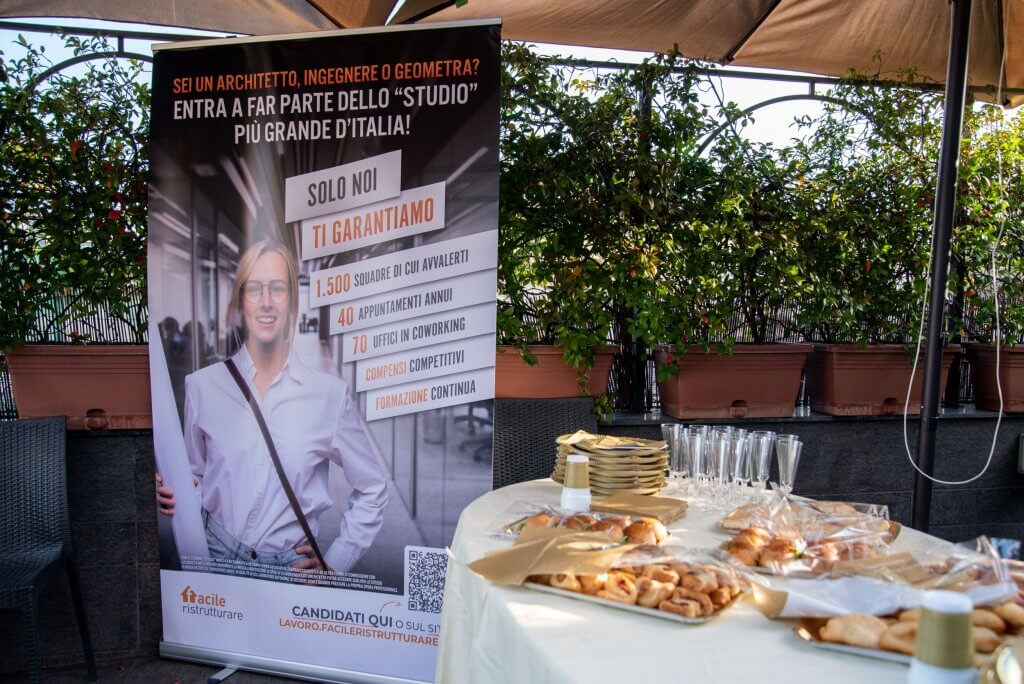 Rinfresco con cibo e cartellone Facile Ristrutturare