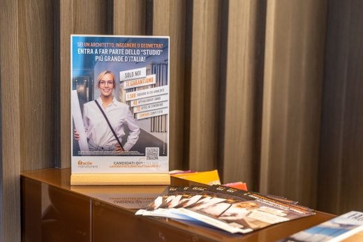 Volantini con locandina per recruiting di Facile Ristrutturare