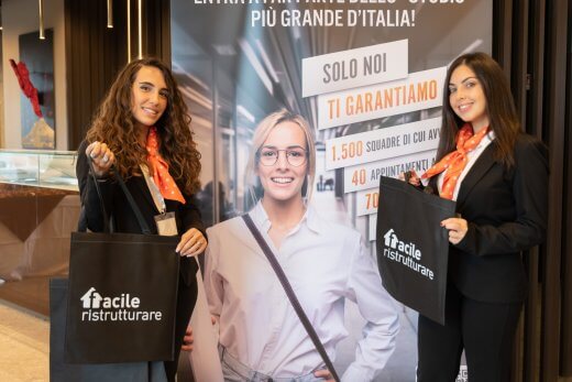 Hostess con bags di Facile Ristrutturare e locandina