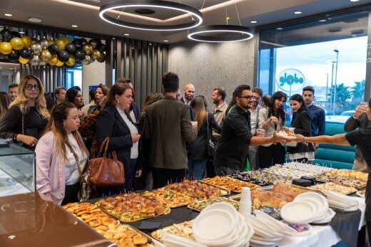 Cibo rinfresco con persone e illuminazione al led