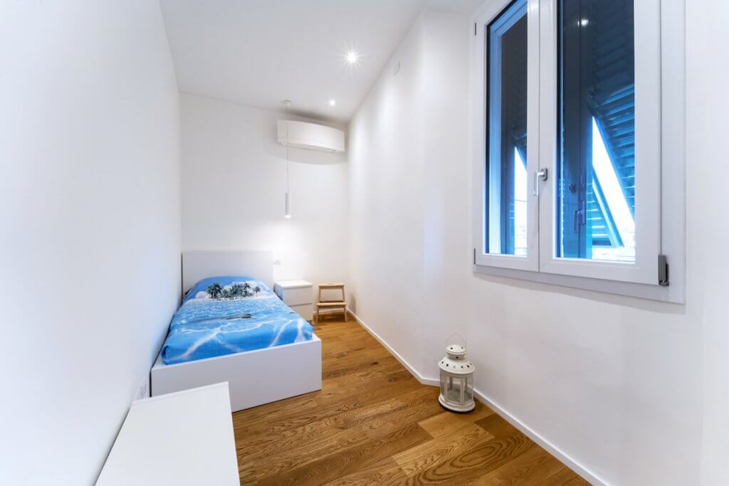 Cameretta da letto, con letto singolo e parquet spazzolato