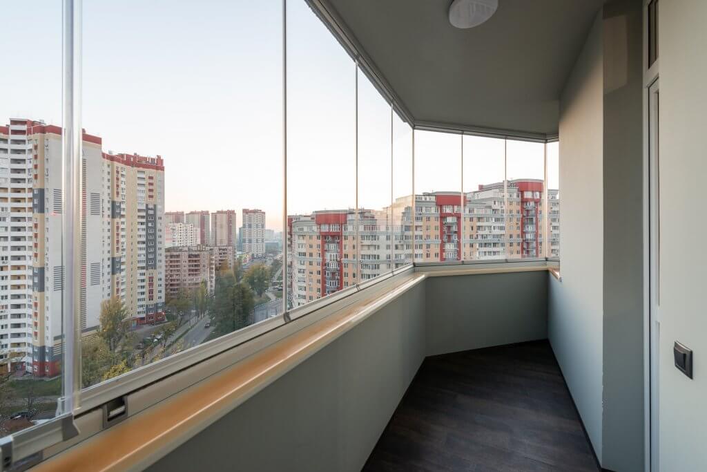 Verande: via libera alla chiusura di balconi e terrazzi senza permessi: ecco come fare | Facile Ristrutturare Chiudere veranda senza permessi, balcone con vetri VEPA