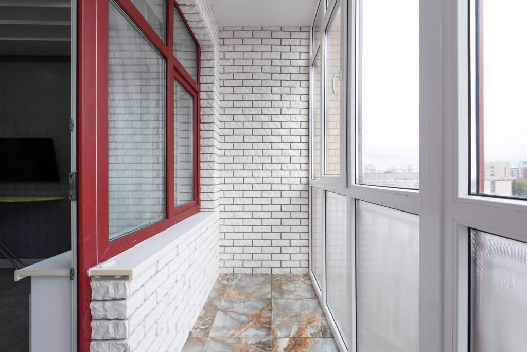 Verande: via libera alla chiusura di balconi e terrazzi senza permessi: ecco come fare | Facile Ristrutturare Chiudere veranda senza permessi, balcone con pareti bianche