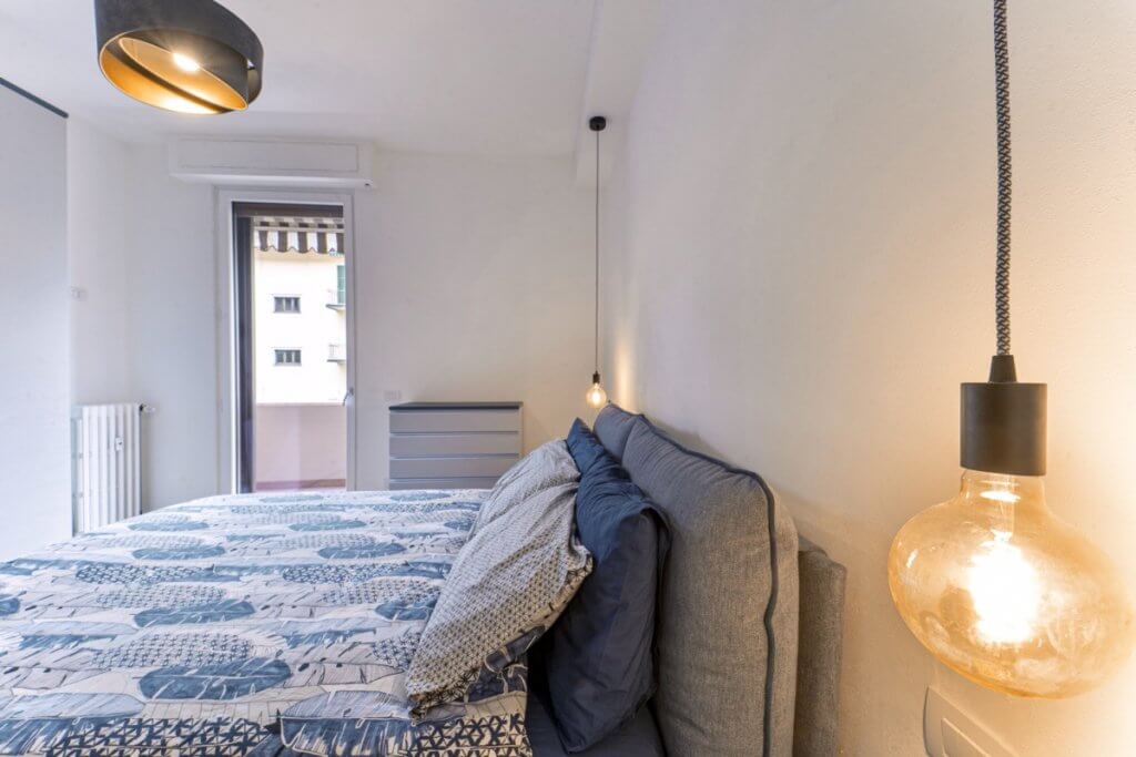 Camera da letto con faretti e pareti bianche