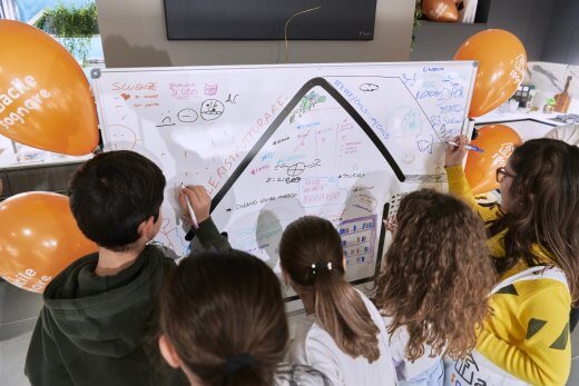 I bambini de La Scugnizzeria disegnano nel workshop