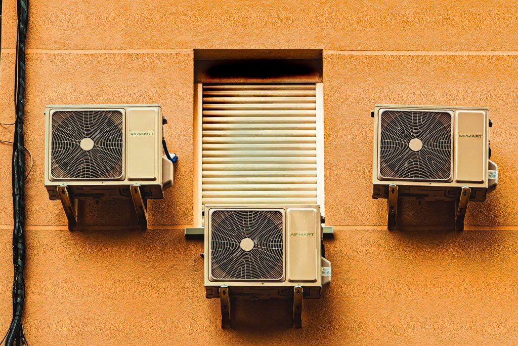 Come risparmiare sul riscaldamento, la guida completa | Facile Ristrutturare come risparmiare sul riscaldamento condizionatori dall'esterno delle case