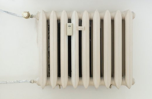 come risparmiare sul riscaldamento termosifone bianco classico