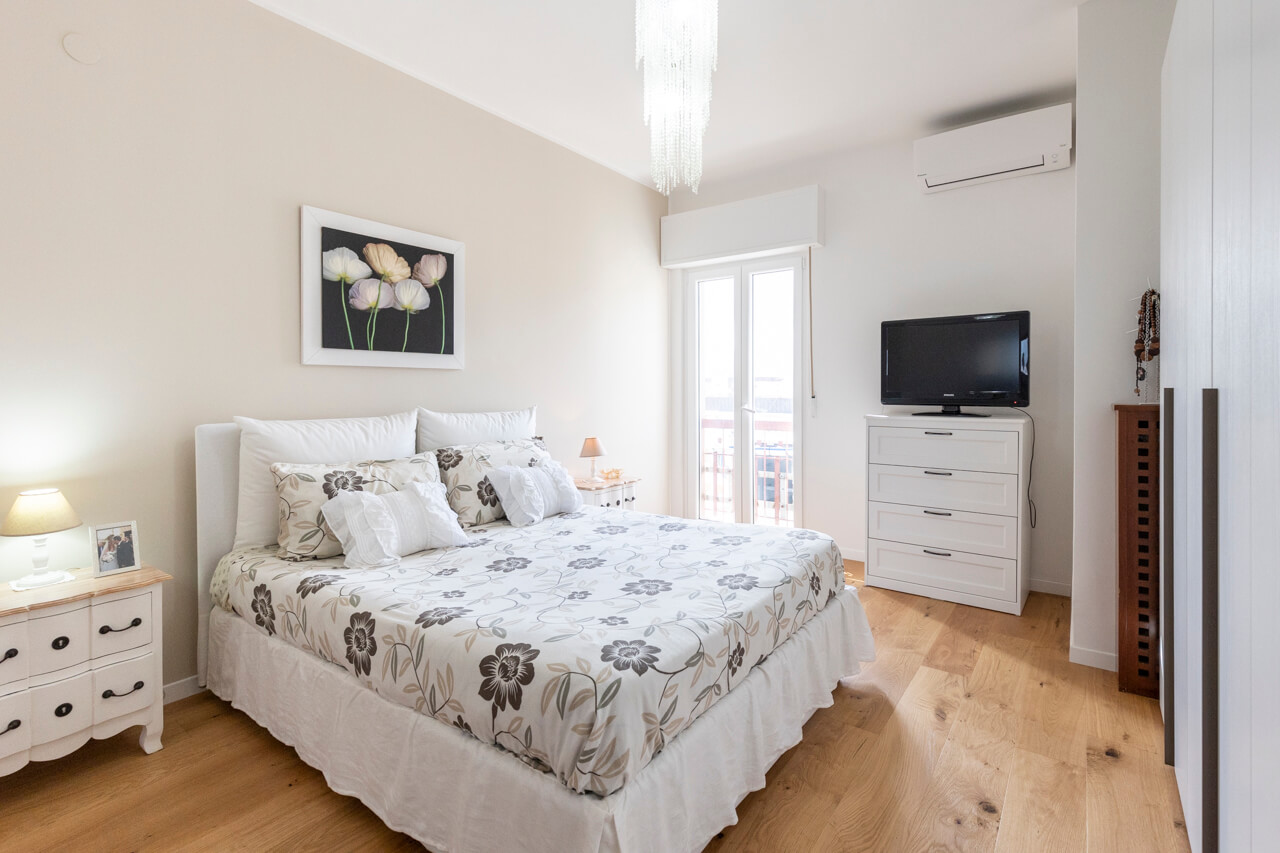 Camera da letto: dimensioni letto, stili e tendenze per renderlo un complemento d’arredo originale | Facile Ristrutturare dimensioni letto matrimoniale arredamento classico con parquet