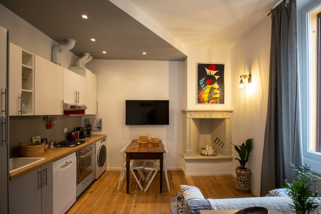 Cucina moderna con parquet