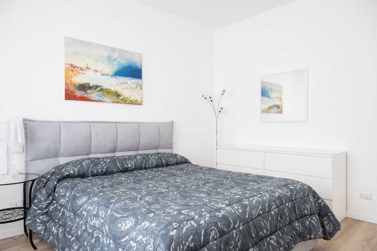 camera da letto lineare e moderna