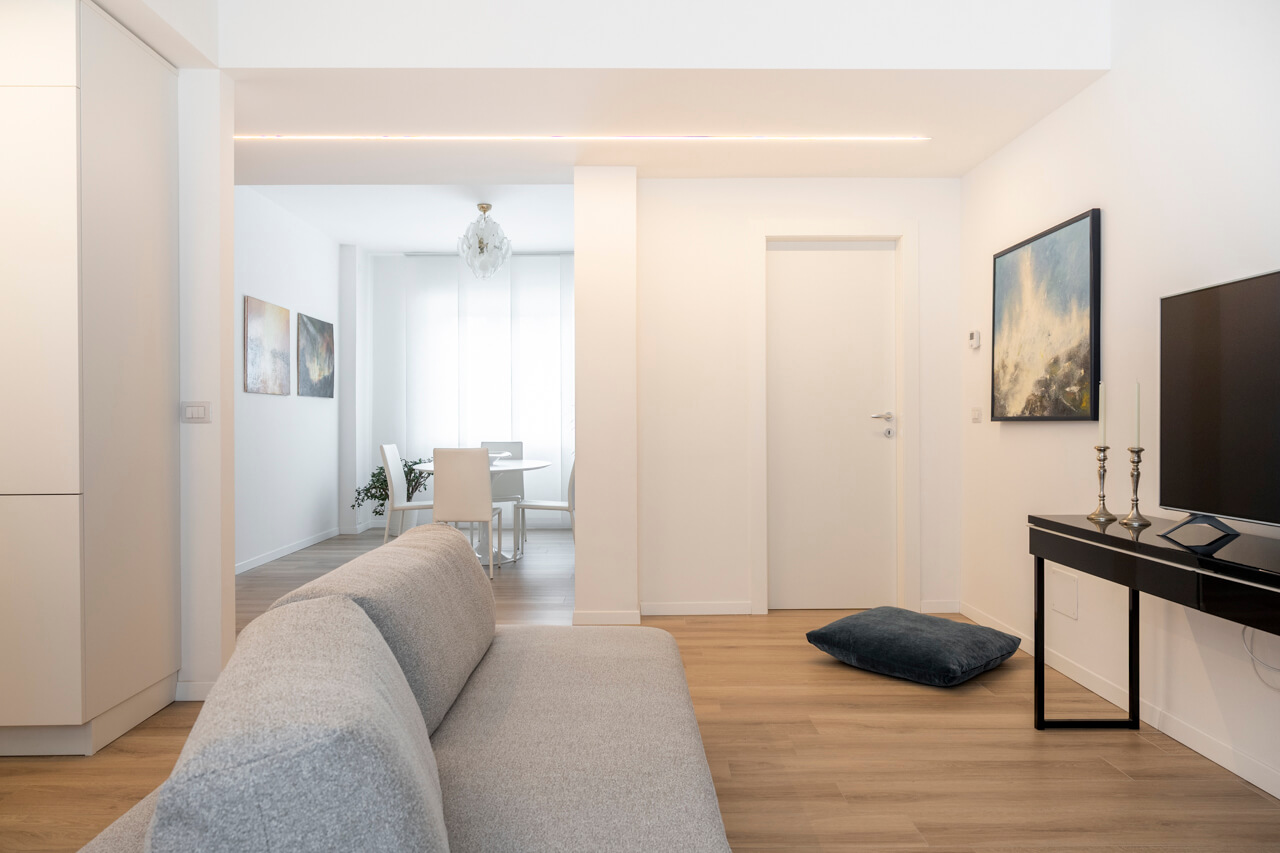soggiorno moderno con doppio controsoffitto