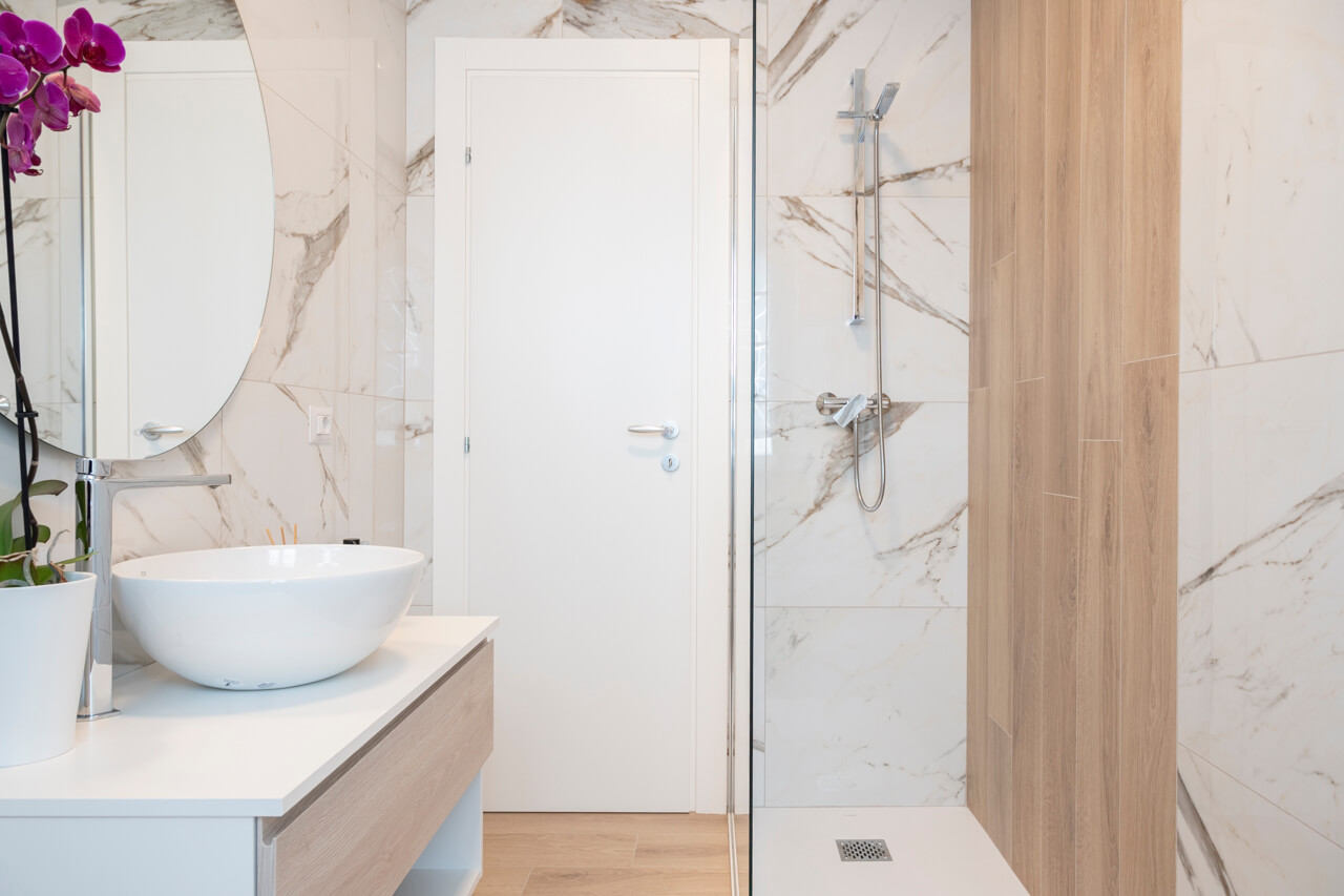 bagno con gres effetto marmo porcellanato