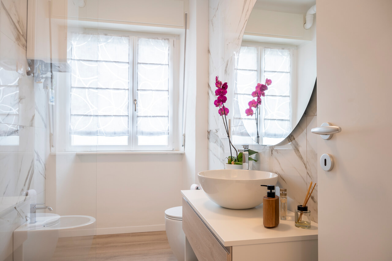 bagno bianco moderno con gres effetto marmo