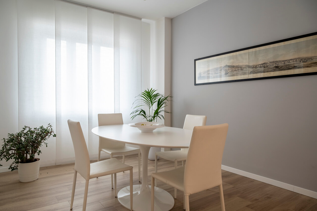 soggiorno dallo stile moderno con gres effetto legno