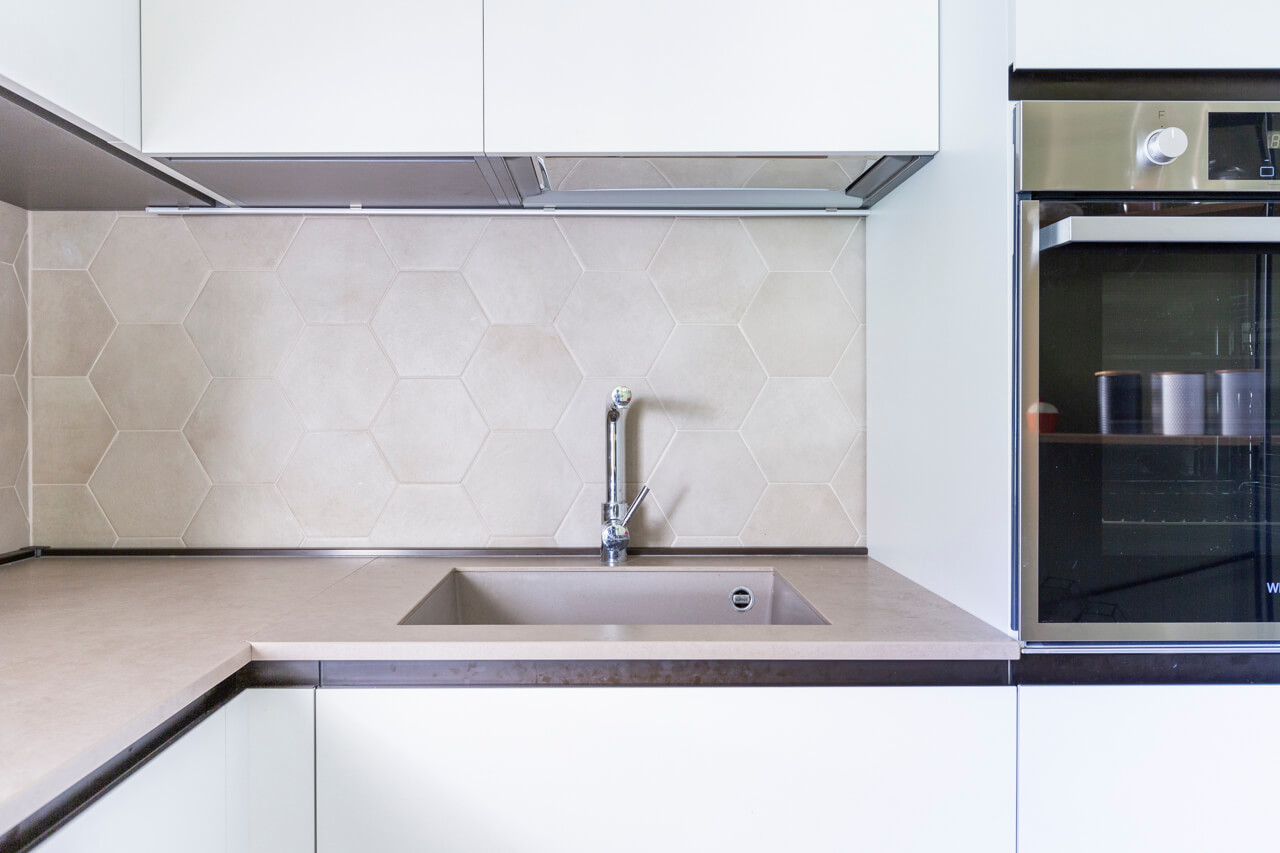 cucina moderna dai colori chiari