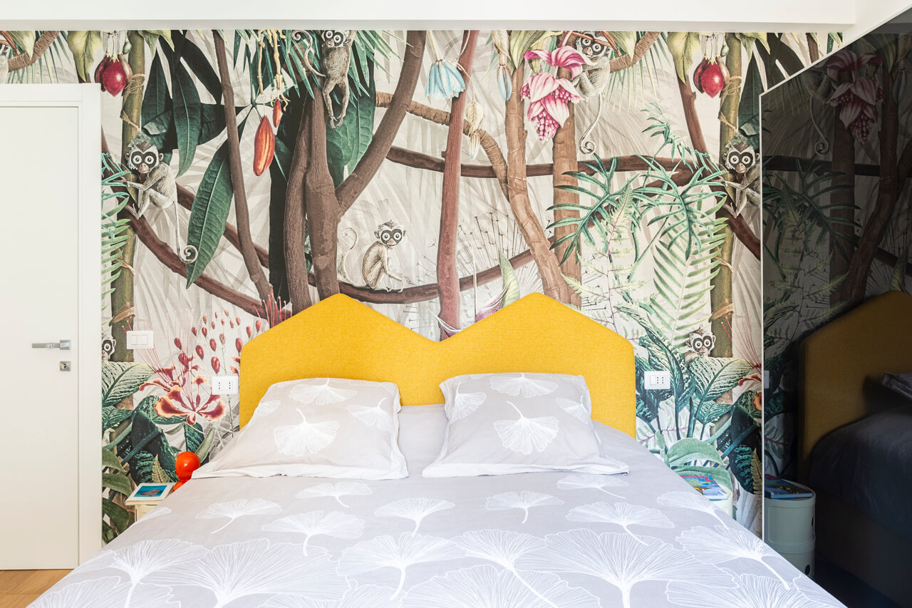 camera da letto con carta da parati exotic