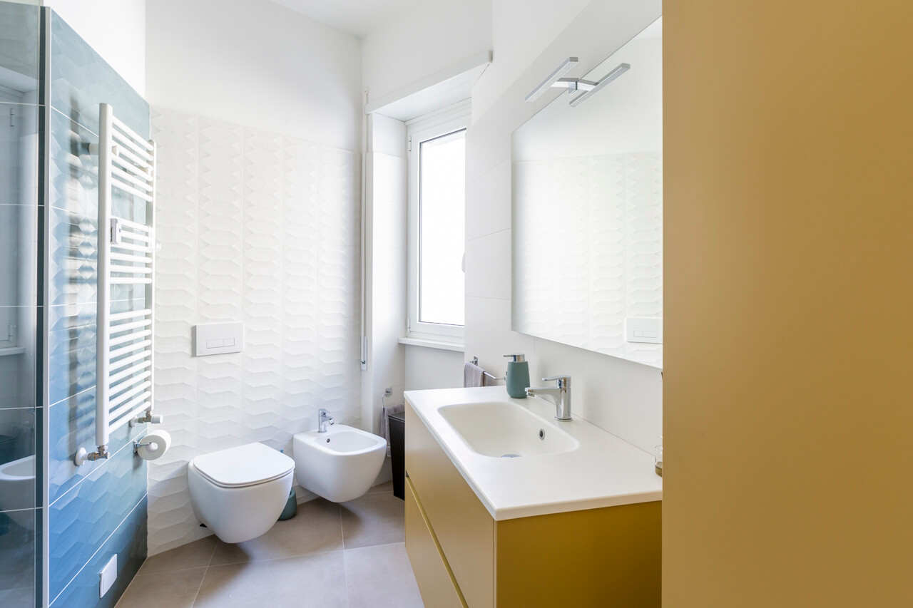 bagno essenziale dai colori in contrasto