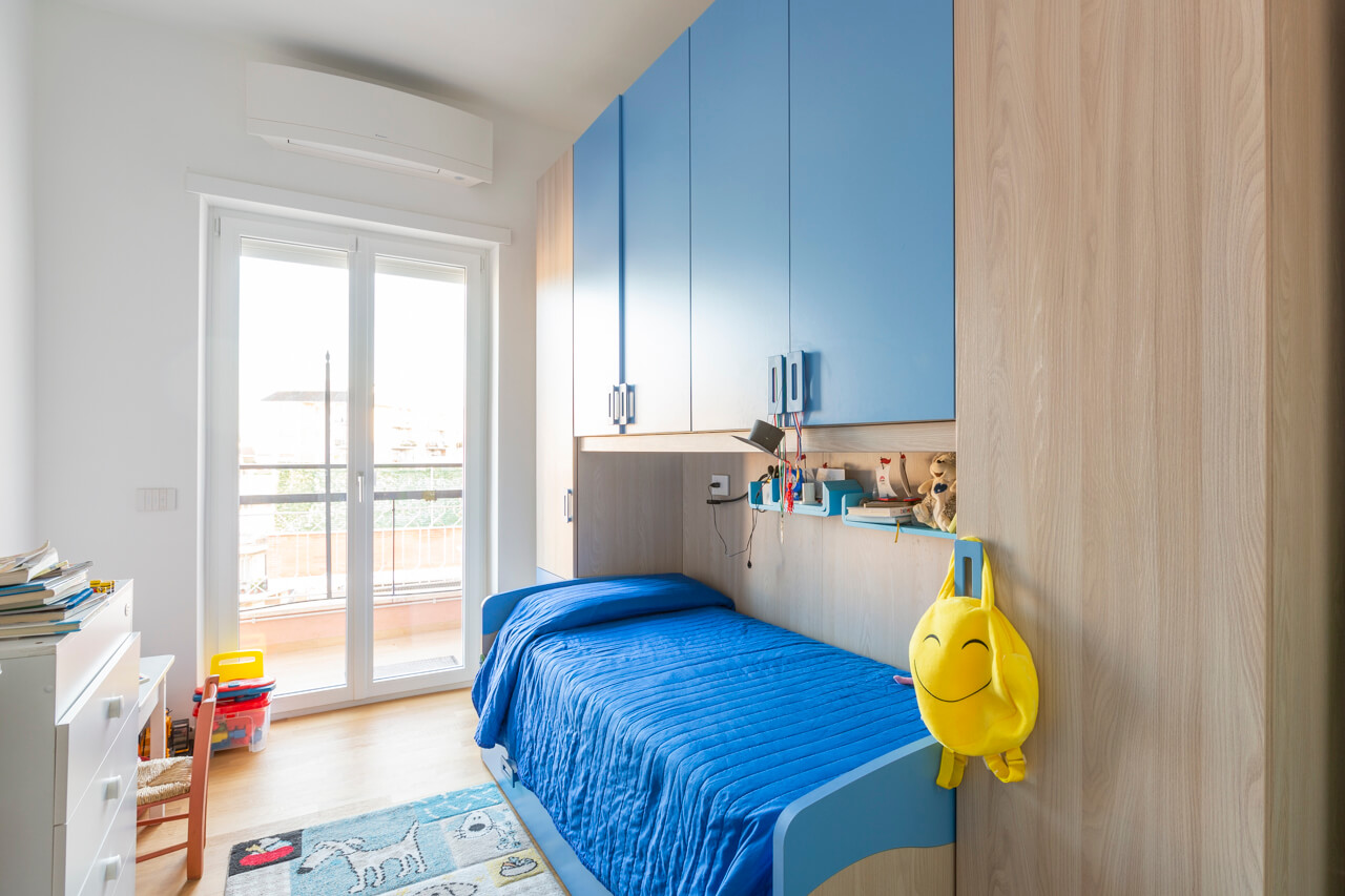 camera dei bambini con letto e armadio