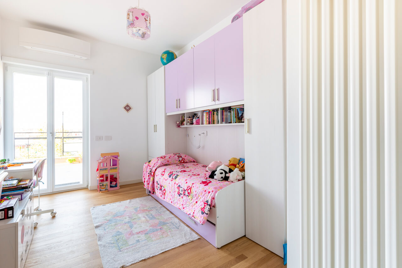 seconda camera dei bambini con letto e armadio a muro