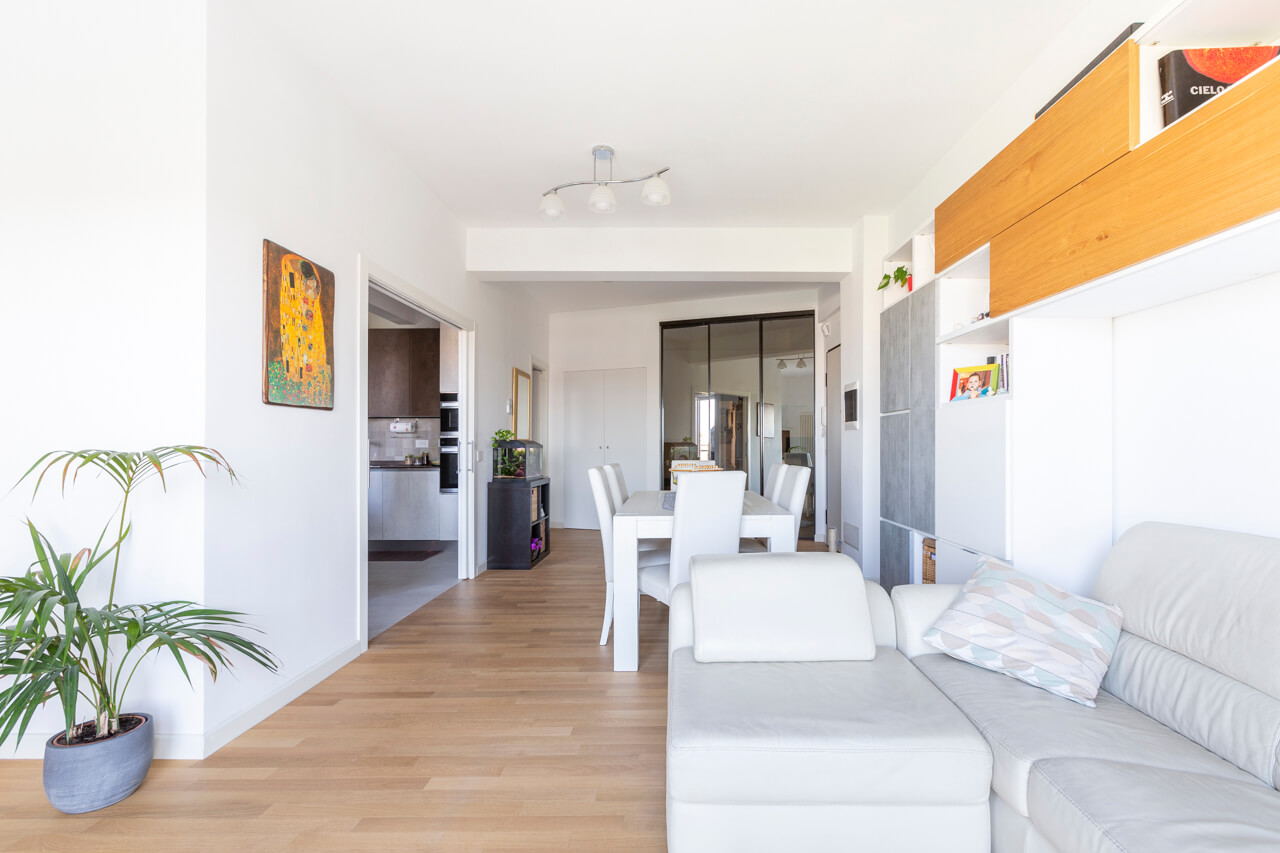 zona living con parquet dalle tonalità chiare